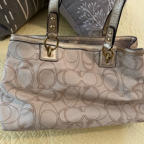 Coach hand bag - Picture 2 of 3